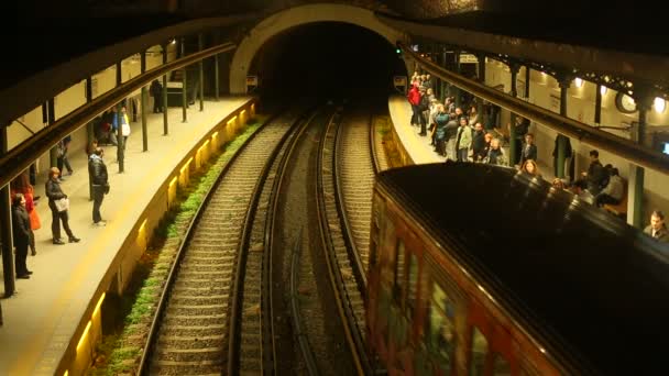 Stedelijke metro station met trein. — Stockvideo