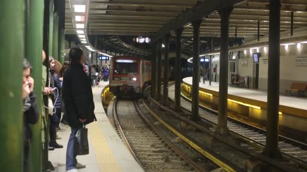 Urban tunnelbanestation med tåg. — Stockvideo