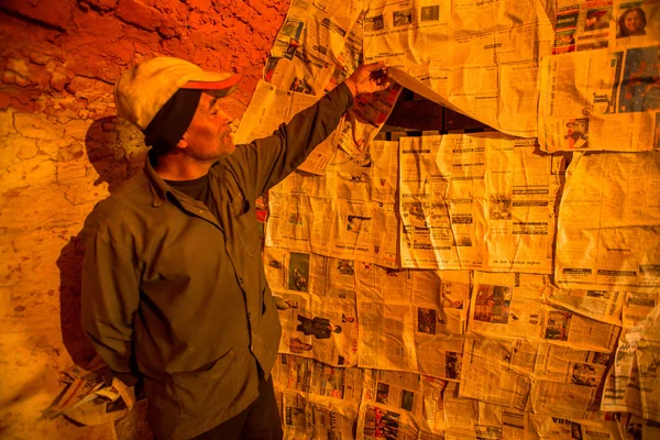 Homme travaillant à l'usine de briques au Népal — Photo