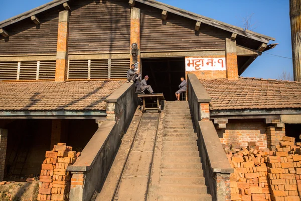 Människor arbetar på tegelbruk i Nepal — Stockfoto