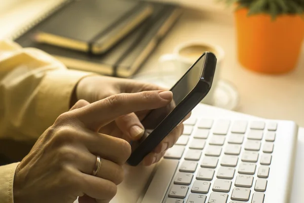 Frau berührt Smartphone mit der Hand — Stockfoto