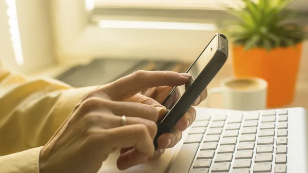 Mujer usando teléfono inteligente móvil . — Foto de Stock