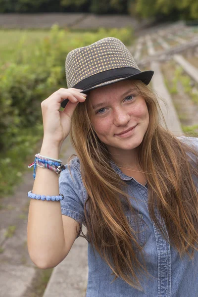 Teenage girl posing in  Park — Stock Photo, Image