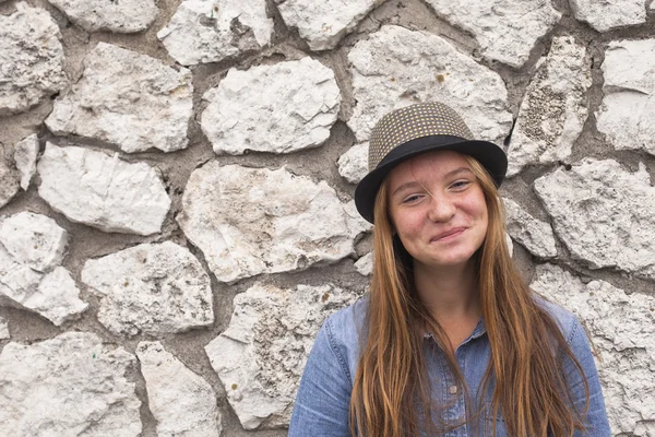 Ragazza adolescente vicino muro di pietra — Foto Stock