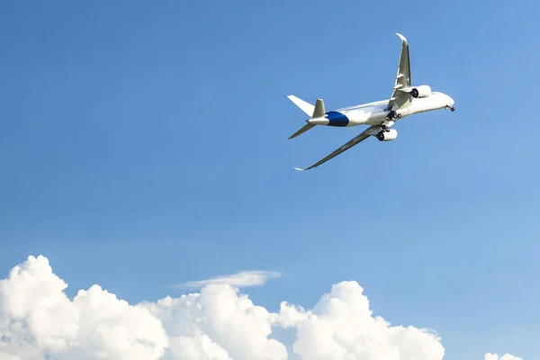 Vliegtuig in de hemel boven — Stockfoto