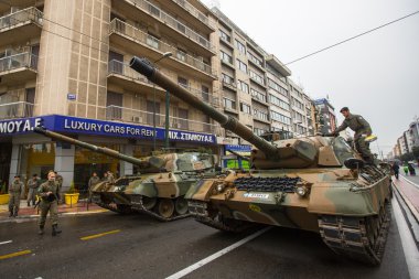 Kimliği belirsiz katılımcıları ve askeri teçhizat