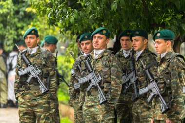 Kimliği belirsiz katılımcıları Yunanistan Bağımsızlık günü