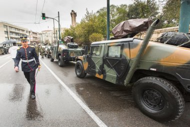 Kimliği belirsiz katılımcıları ve askeri teçhizat