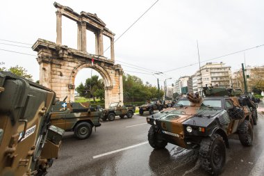 Kimliği belirsiz katılımcıları ve askeri teçhizat