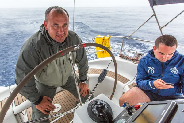 Zeilers deelnemen aan zeilregatta — Stockfoto