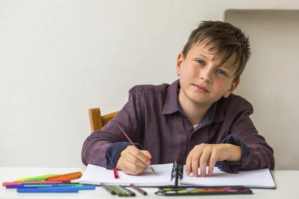 Школьный мальчик, выполняющий домашнюю работу — стоковое фото