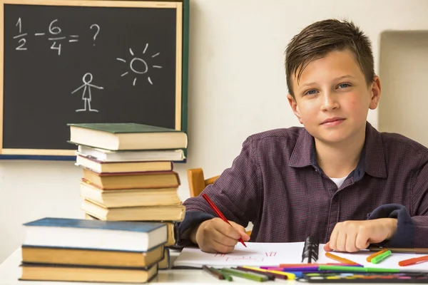 Schuljunge macht Hausaufgaben — Stockfoto