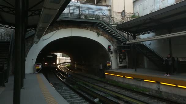 Städtischen Metro-Station mit Zug. — Stockvideo