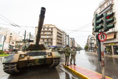 Katılımcılar ve askeri geçit töreni sırasında askeri teçhizat