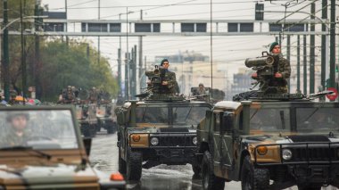 Katılımcılar ve askeri geçit töreni sırasında askeri teçhizat