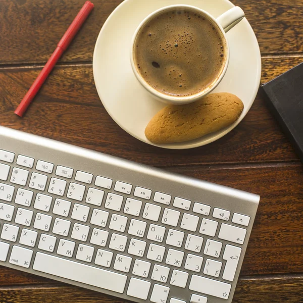 Клавиатура и чашка кофе — стоковое фото