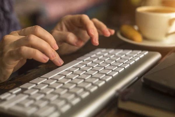 Vrouwelijke handen op toetsenbord — Stockfoto