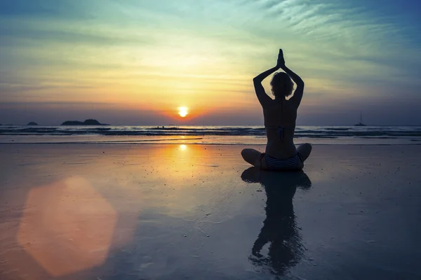 Silueta femenina en postura de meditación de yoga —  Fotos de Stock