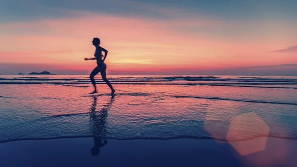 Correndo mulher na praia do mar — Fotografia de Stock