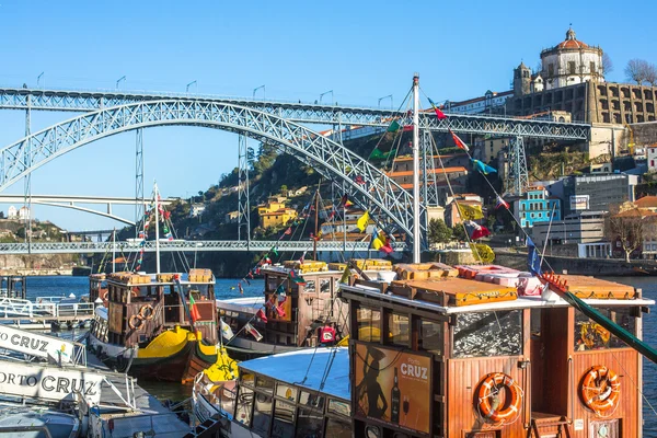 Berömda Dom Luis jag bron på Ribeira i Porto — Stockfoto