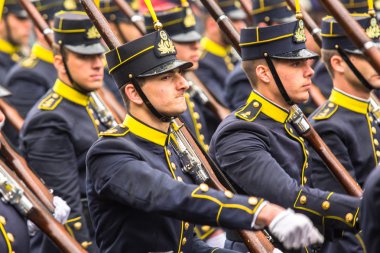 Kimliği belirsiz katılımcıları Yunanistan Bağımsızlık günü