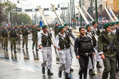 Kimliği belirsiz katılımcıları Yunanistan Bağımsızlık günü