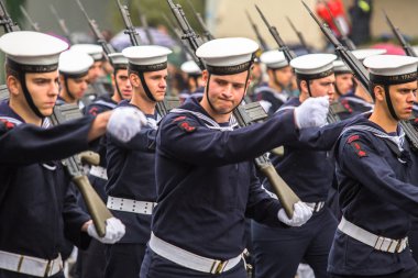 Kimliği belirsiz katılımcıları Yunanistan Bağımsızlık günü