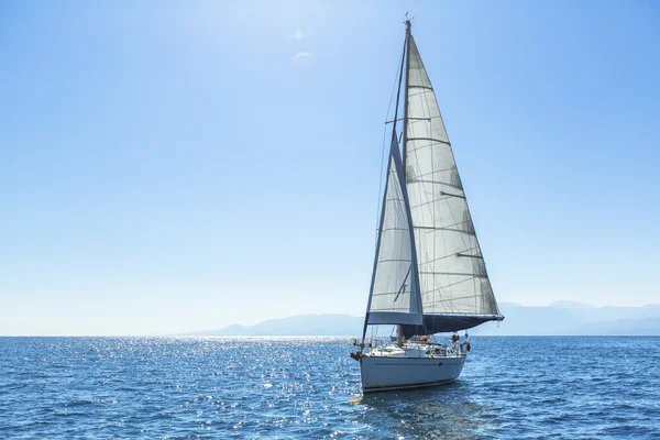 Yate de vela con velas blancas — Foto de Stock