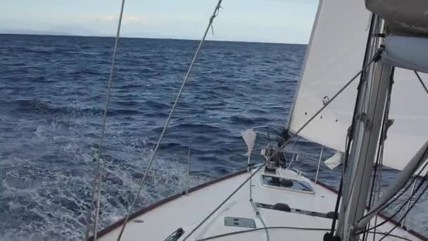 Clip-set : Les marins participent à la régate de voile — Video