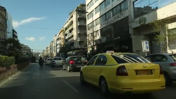 Conduire dans la rue dans le centre d'Athènes — Video