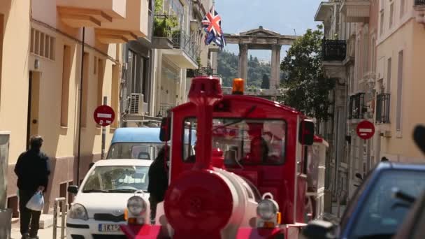 Drukke toeristische straat in het centrum van Athene — Stockvideo