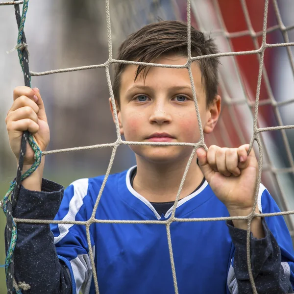 Jogador de futebol perto dos portões — Fotografia de Stock