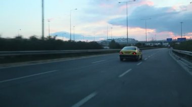 Atina akşam bir otoyolda sürüş
