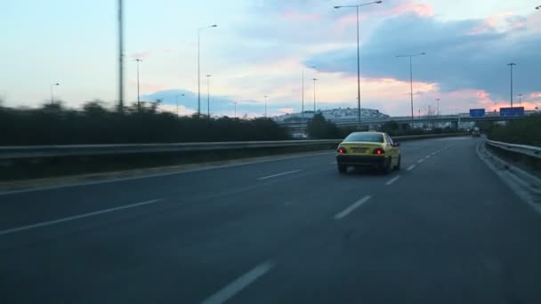 Rijden op een snelweg in de avond van Athene — Stockvideo