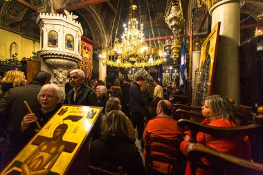 insanlar Ortodoks Paskalya kutlamaları sırasında