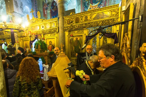 Mensen tijdens de viering van orthodoxe Pasen — Stockfoto