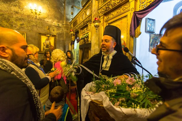 Insanlar Ortodoks Paskalya kutlamaları sırasında — Stok fotoğraf