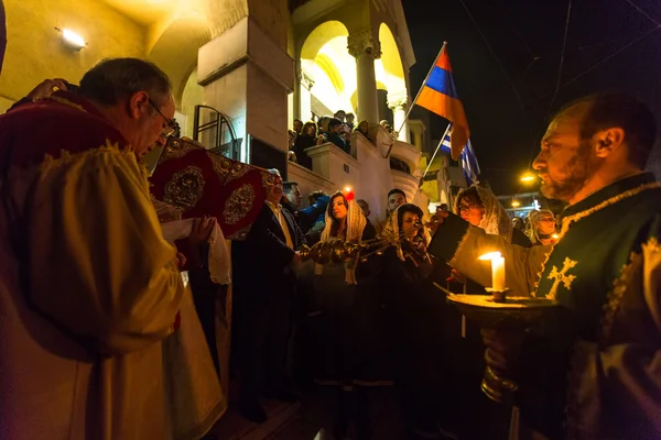 Mensen tijdens de viering van orthodoxe Pasen — Stockfoto