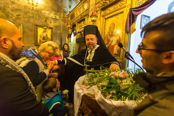 Emberek alatt ortodox húsvét ünnepe — Stock Fotó