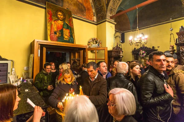 Mensen tijdens de viering van orthodoxe Pasen — Stockfoto