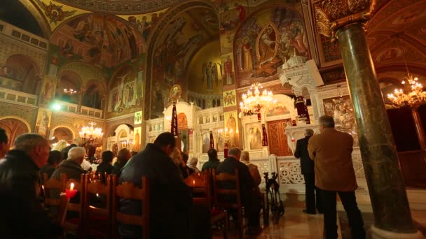Orthodoxe Ostern - Mitternachtsbüro von Pascha (Athen, Griechenland)) — Stockvideo