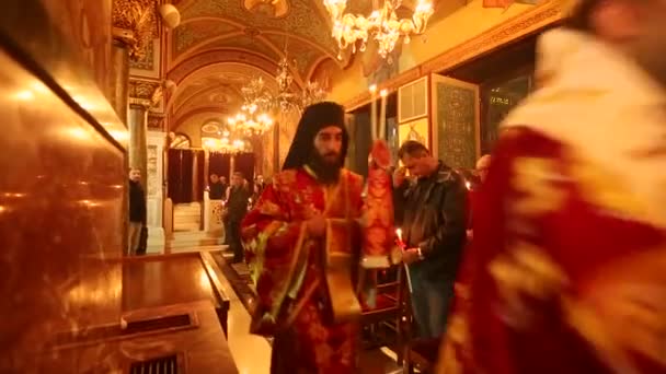 Orthodoxe Ostern - Mitternachtsbüro von Pascha (Athen, Griechenland)) — Stockvideo