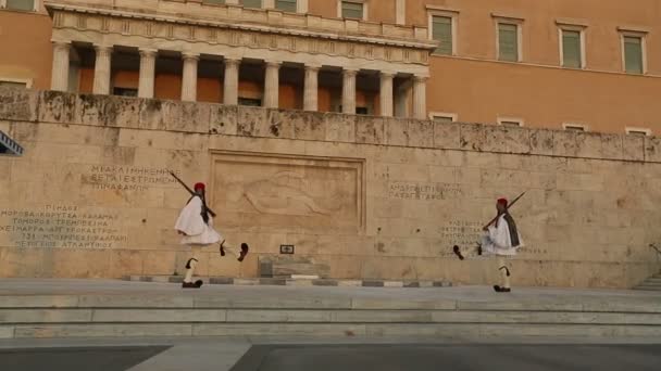 Evzone guardando o túmulo do soldado desconhecido em Atenas vestido com uniforme de vestido completo — Vídeo de Stock