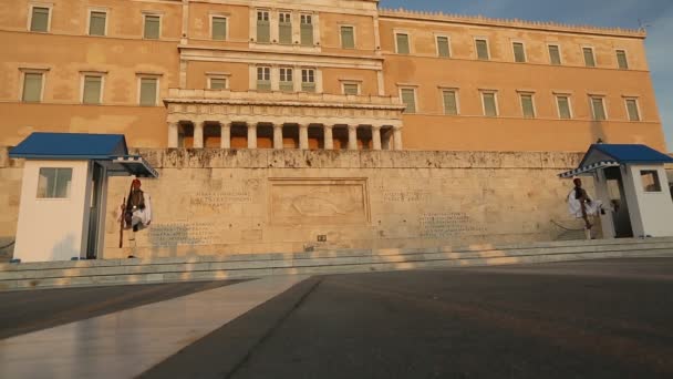 Evzone bewaken het graf van de onbekende soldaat in Athene gekleed in volle jurk uniforme — Stockvideo