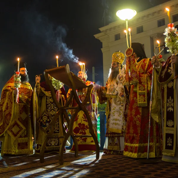 Mensen tijdens de viering van orthodoxe Pasen — Stockfoto