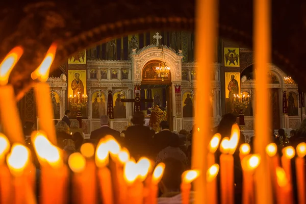 Люди во время празднования православной Пасхи — стоковое фото