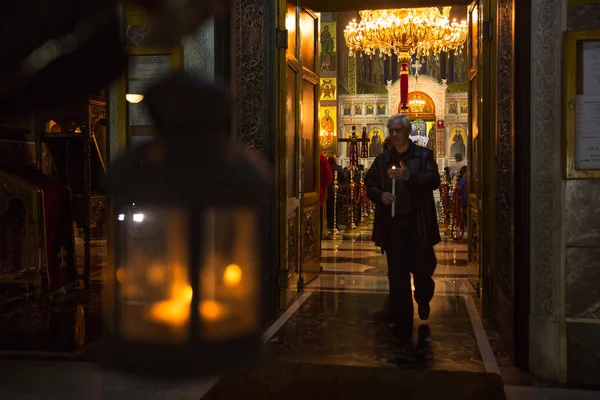 Люди во время празднования православной Пасхи — стоковое фото