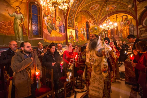 Люди во время празднования православной Пасхи — стоковое фото