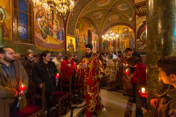 Persone durante celebrazione di Easter ortodosso Foto Stock