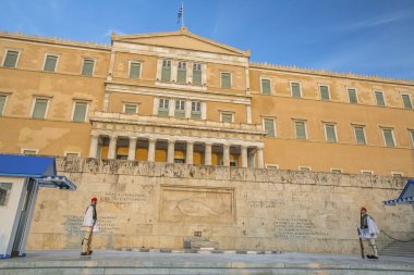 Meçhul asker mezarı koruyan evzones